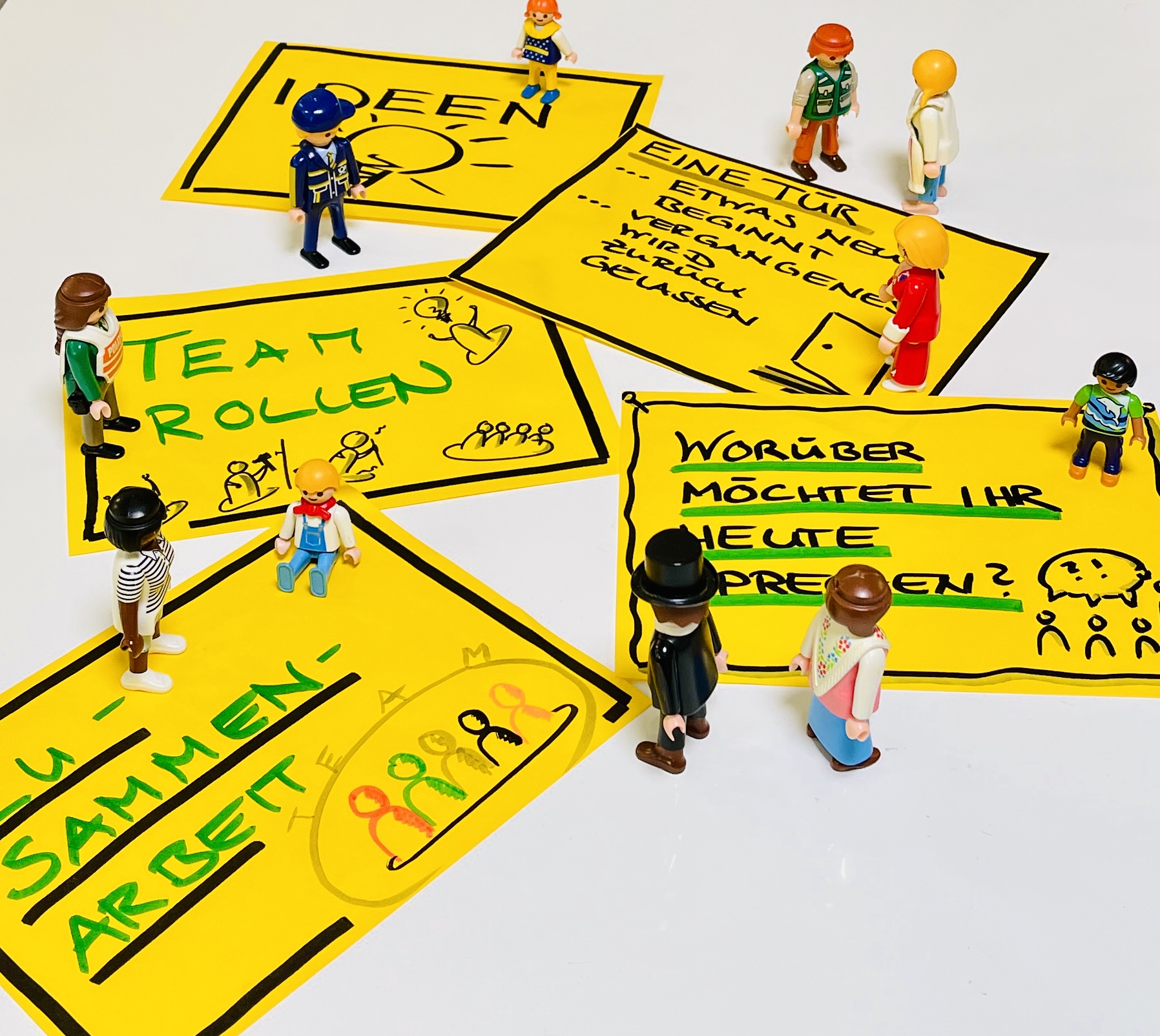 Eine Gruppe von Fachkräften in einer professionellen Supervisionssitzung